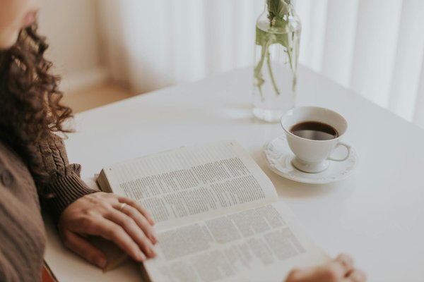 Quelles sont les meilleures manières de porter une écharpe en laine avec un manteau peignoir?
