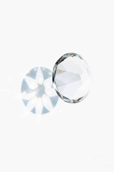 Comment reconnaître un diamant authentique sur un bijou ?