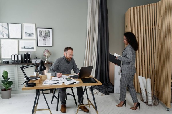 Révélez votre beauté professionnelle : Conseils pour une apparence soignée au travail.