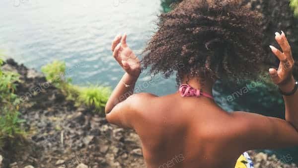 De lissage à la liberté : l'essor des cheveux naturels chez les hommes