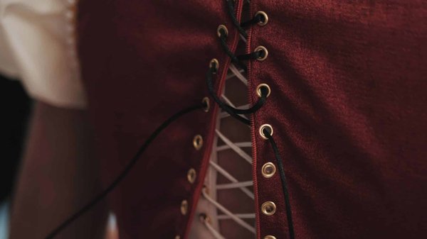 Quelle est la meilleure façon d'incorporer une ceinture corset dans une tenue professionnelle?